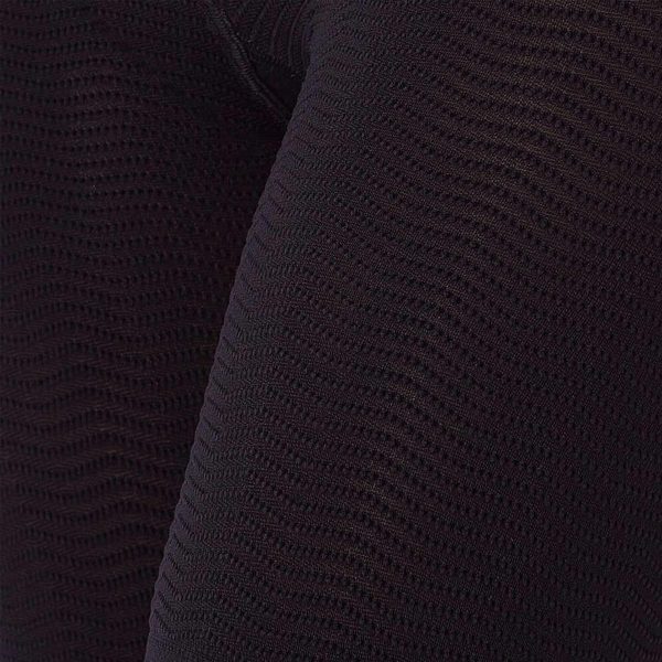 Shorts med høj talje og opstrammende effekt, farven sort.